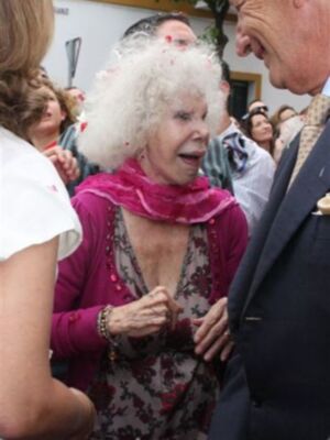 La Duquesa de Alba disfruta de la semana santa de Sevilla a pie de calle, como una sevillana más