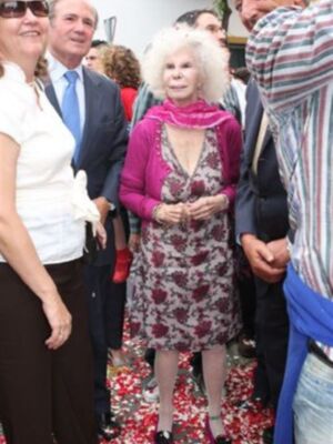 La Duquesa de Alba disfruta de la semana santa de Sevilla a pie de calle, como una sevillana más