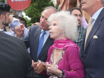La Duquesa de Alba disfruta de la semana santa de Sevilla a pie de calle, como una sevillana más