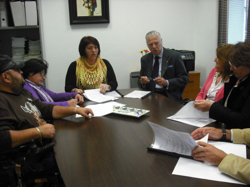 El consistorio chipionero firma un convenio de colaboración con asociaciones para la instalación de aparcamientos en terrenos municipales