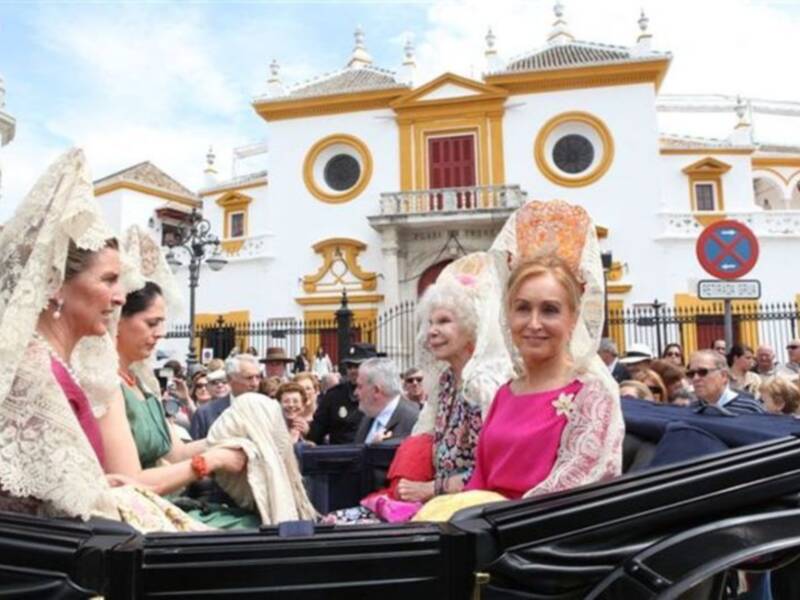 La Duquesa de Alba, con mantilla, madrina de la exhibición de enganches  