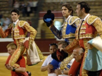 Los tres toreros a hombros en la segunda de Osuna