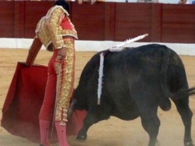 Los tres toreros a hombros en la segunda de Osuna