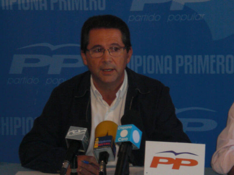 Antonio Peña mantuvo una reunión con representantes del sector ornitológico(Chipiona)