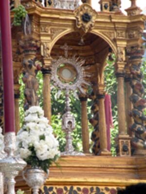 Solemne Procesión Eucarística, por las calles de la barriada Sevillana del Cerro del Águila&#8207;