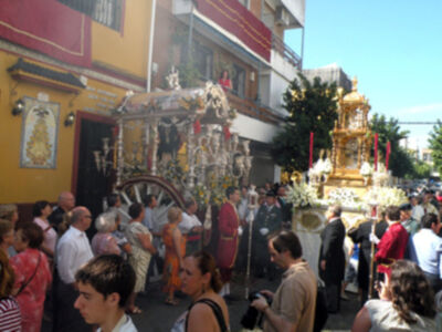 Solemne Procesión Eucarística, por las calles de la barriada Sevillana del Cerro del Águila&#8207;