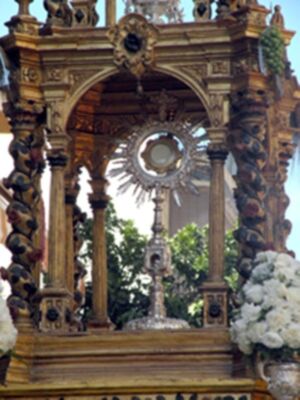 Solemne Procesión Eucarística, por las calles de la barriada Sevillana del Cerro del Águila&#8207;