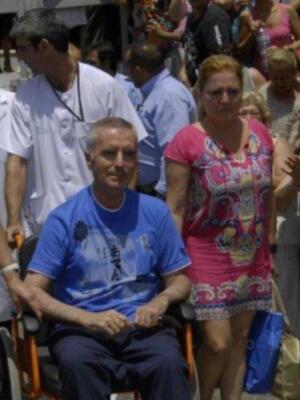 Ortega Cano dado de alta mucho más delgado, pelo corto canoso, agradecido y con un rosario 