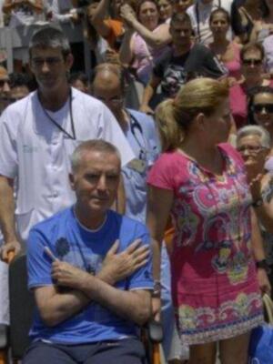 Ortega Cano dado de alta mucho más delgado, pelo corto canoso, agradecido y con un rosario 