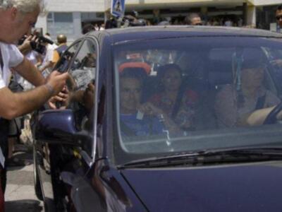 Ortega Cano dado de alta mucho más delgado, pelo corto canoso, agradecido y con un rosario 