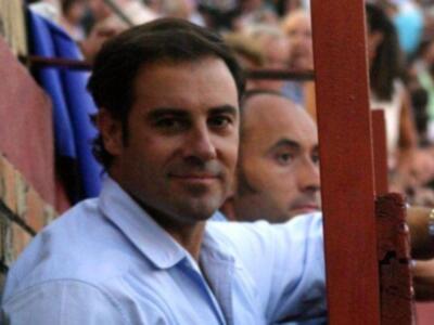 Susto y voltereta de José Tomás que sufrió una cogida en Huelva sin consecuencias