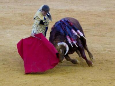 Susto y voltereta de José Tomás que sufrió una cogida en Huelva sin consecuencias