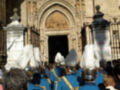 Desfile militar frente a la catedral de Toledo, España.
