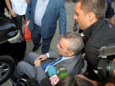 Ortega Cano reaparecio para declarar ante el juez  sereno, vestido de chaqueta y corbata , convaleciente y en silla de ruedas junto a su hijo Jose Fernando  