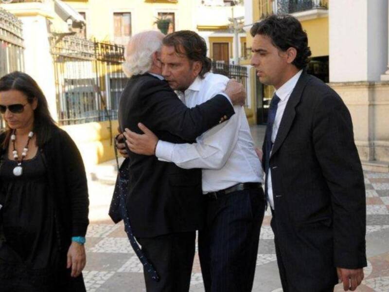 Litri, Carolina Herrera, Curro Romero, Carmen Tello acompañan a Julio Aparicio en el entierro de su madre la bailaora Maleni Loreto en Sevilla