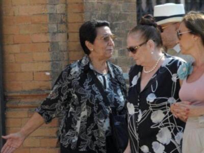 Litri, Carolina Herrera, Curro Romero, Carmen Tello acompañan a Julio Aparicio en el entierro de su madre la bailaora Maleni Loreto en Sevilla