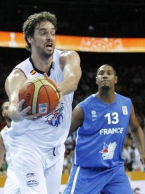 El príncipe Felipe felicita a la selección española de baloncesto en el vestuario tras quedar campeones de Europa por segunda vez consecutiva