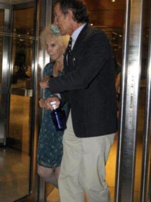 La Duquesa de Alba por primera vez en Sevilla con Alfonso Diez tras dar la noticia de su boda