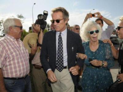 La Duquesa de Alba por primera vez en Sevilla con Alfonso Diez tras dar la noticia de su boda