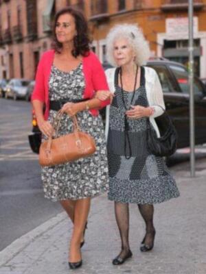 Duquesa de Alba y Carmen Tello en la misa del funeral de la madre de Julio Aparicio