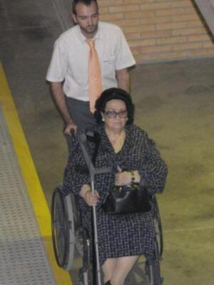 Monserrat obligada a usar silla de ruedas por una caída