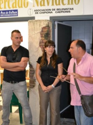 La concejala de Cultura y Fiestas visita el curso de técnicas de construcción de belenes(Chipiona)