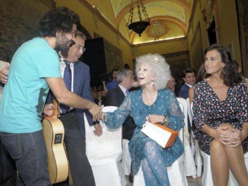 La duquesa de Alba asiste a su primera acto público tras su boda acompañada de Carmen Tello