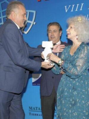 La duquesa de Alba asiste a su primera acto público tras su boda acompañada de Carmen Tello