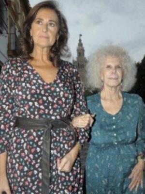 La duquesa de Alba asiste a su primera acto público tras su boda acompañada de Carmen Tello