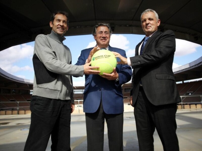 Jordi Arrese visita el estadio olímpico junto al alcalde Juan Ignacio Zoido y el presidente de la RFET, José Luis Escañuela 