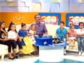 Un presentador junto a niños en un programa de televisión infantil.