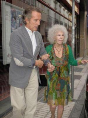 La duquesa de Alba sufre una caída en su palacio y tiene que  guardar reposo por una fisura en la pelvis y suspende la luna de miel a Tailandia