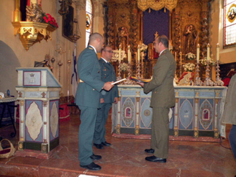 La Hermandad de Jesús Nazareno homenajeo a la guardia civil de Alcalá del Río