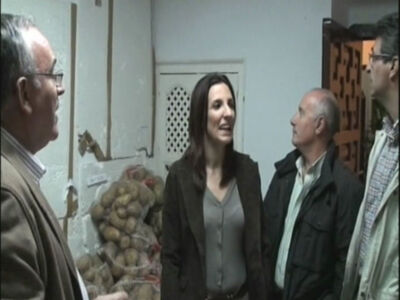 La concejala de Bienestar Social, Isabel Jurado, entrega a Cáritas ochocientos kilos de patatas intervenidas por la policía local(Chipiona)