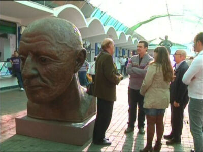 La plaza de abastos acoge la muestra mercado de esculturas del isleño Antonio Mota(Chipiona)