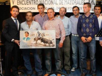 Jesulín de Ubrique, improvisado y risueño fotógrafo, homenajeado en Coria (Cáceres) por los mayorales y trabajadores del campo bravo