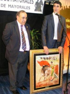 Jesulín de Ubrique, improvisado y risueño fotógrafo, homenajeado en Coria (Cáceres) por los mayorales y trabajadores del campo bravo