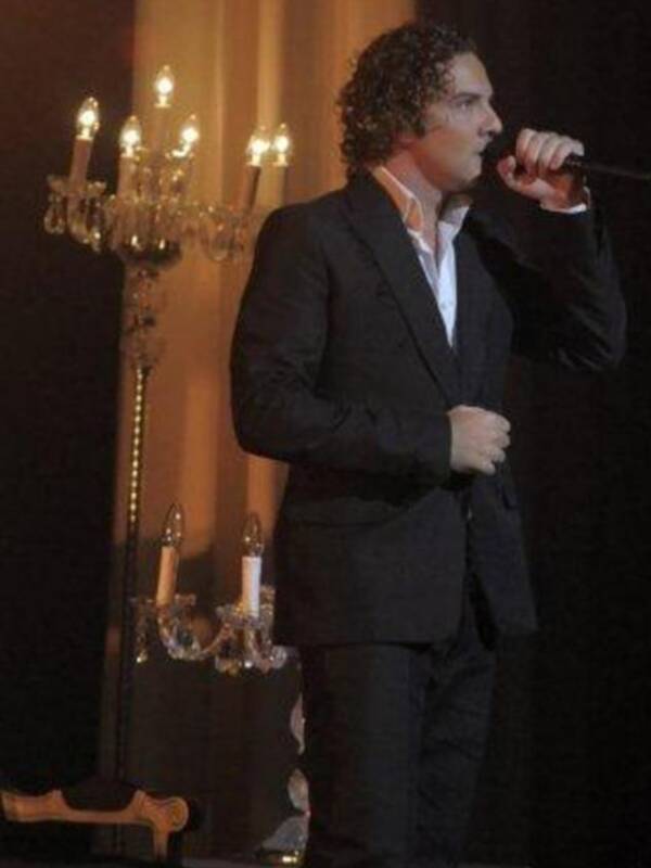 David Bisbal se refugia en el trabajo y en buenas amigas tras su enfrentamiento con Elena Tablada