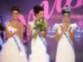 Tres participantes en un concurso de belleza, cada una con un sash distintivo y flores.