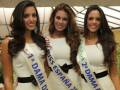 Tres candidatas a Miss España 2012 posan juntas con sábanas de ganadora y finalista.