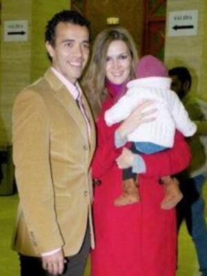 Víctor Puerto y su mujer Noelia, ejercen de papas