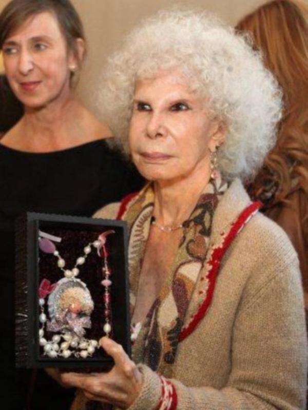 La duquesa de alba inaugura una exposición sobre moda con los trajes que ha lucido a lo largo de su vida