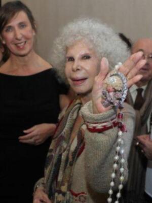 La duquesa de alba inaugura una exposición sobre moda con los trajes que ha lucido a lo largo de su vida