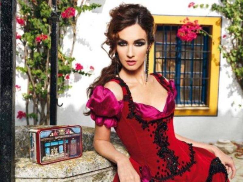 Paz Vega desata la polémica con su foto desnuda junto a una Virgen de Sevilla 