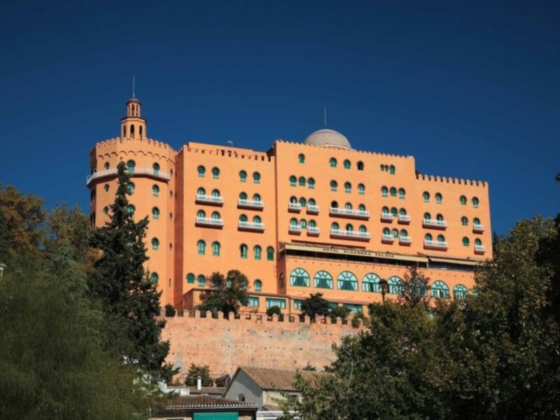 Castillo de Serranos, un edificio histórico en España con una arquitectura única.