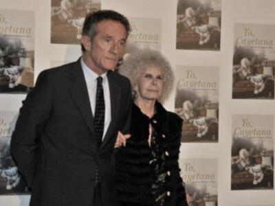 La duquesa de Alba presenta por fin sus memorias con su marido y tres de sus hijos