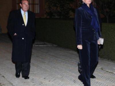 La duquesa de Alba presenta por fin sus memorias con su marido y tres de sus hijos