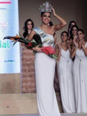 Marina Bernal y Valentin Garcia presentan Miss Sevilla con María José Suárez, Raquel Revuelta y Elisabeth Reyes, trío de Miss España