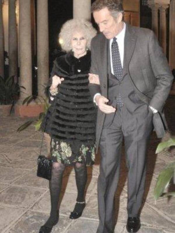 La duquesa de Alba presenta por fin sus memorias con su marido y tres de sus hijos