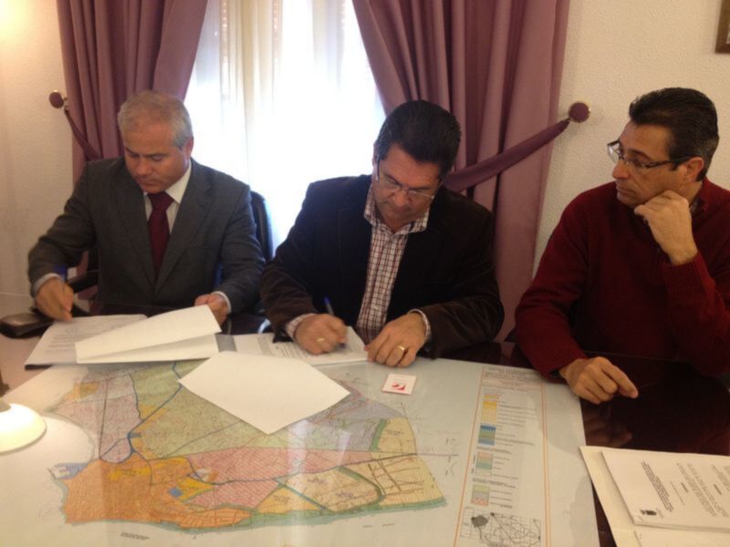 Firmado el contrato de suministro e instalación de la caldera de biomasa de la piscina municipal(Chipiona)